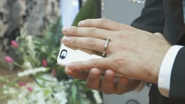 VIDEO: Cât de mult îţi iubeşti telefonul? Un bărbat s-a căsătorit cu smartphone-ul personal
