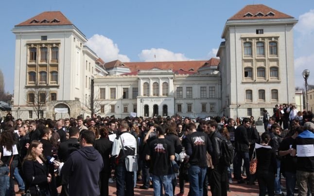  EXCLUSIV Zeci de studenți ai UMF Iași, duși cu mascații la Parchet. Și-au cumpărat examenele?