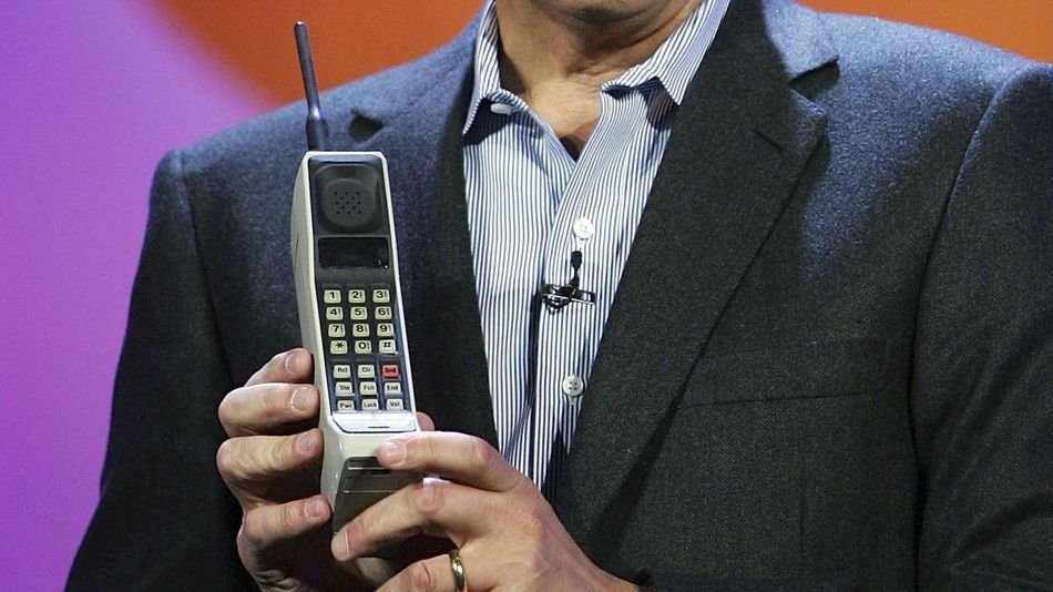  Știți? Cât a costat primul telefon mobil din lume atestat, cel din 1983?