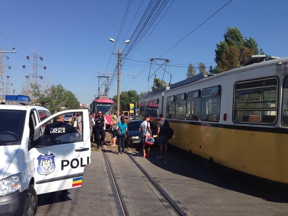  Încă o maşină luată pe sus de tramvai pe Calea Chişinăului
