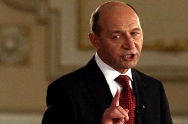  Băsescu: Revizuirea actuală a Constituţiei reprezintă un risc de blocare a statului