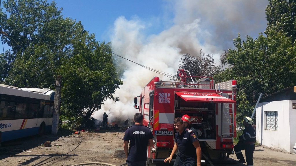  O rablă de la Unistil a luat foc în timp ce era tăiată în depoul RATP
