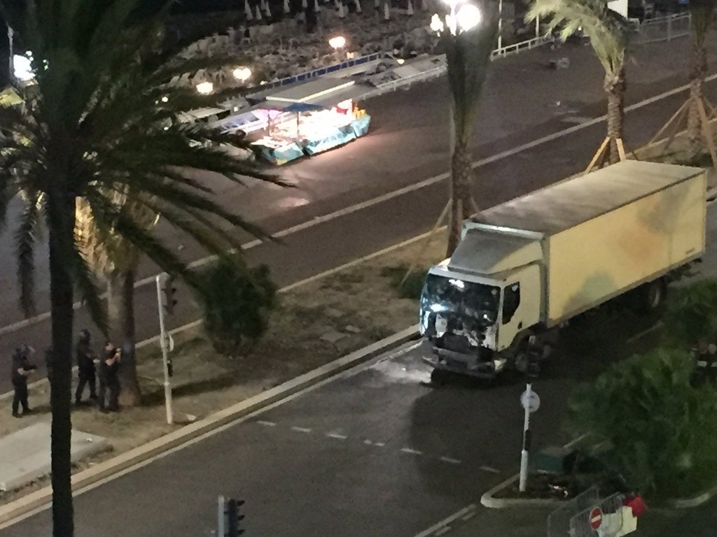  VIDEO: Doi tineri au încercat să oprească la Nisa camionul condus de terorist