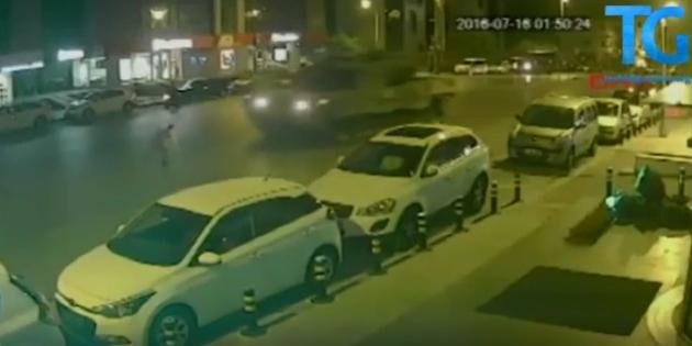  VIDEO: Un barbat a scapat cu viata dupa ce doua tancuri au trecut peste el
