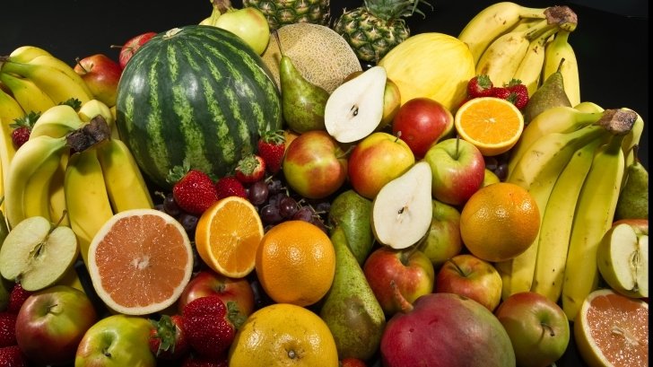  Bunele maniere la masă: ce fructe se taie cu cuţitul şi ce mâncăm cu mâna