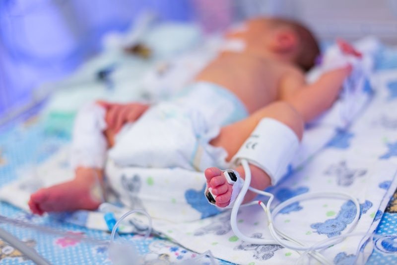  Bebeluşul al cărui frate geamăn a murit infectat de Klebsiella în spital primeşte  tratament cu două tipuri de antibiotic