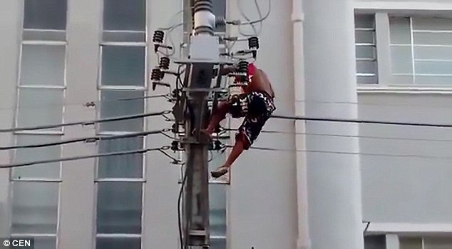  VIDEO Tânăr electrocutat mortal pe stâlp, în fața oamenilor.  IMAGINI ȘOCANTE