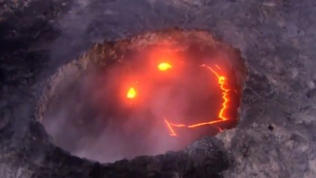  VIDEO: O fata zambitoare in craterul unui vulcan care erupe