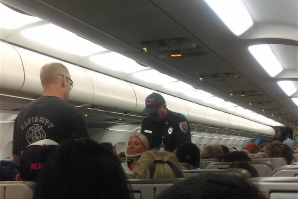 VIDEO: Mărturii dintr-un avion – „Oamenii pur şi simplu zburau prin cabină”