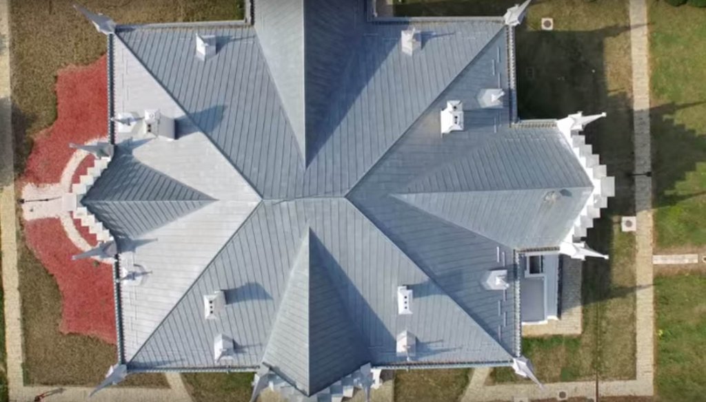  VIDEO: Acest acoperiş „ascunde” un palat ieşean. Vă daţi seama care?