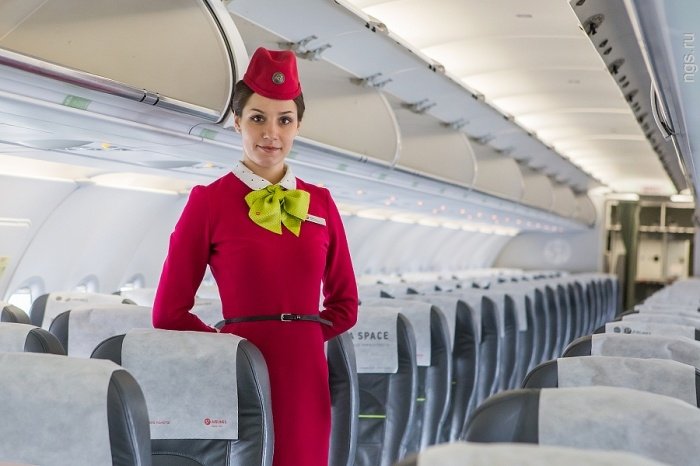  Motivul pentru care stewardesele întâmpină pasagerii cu mâinile la spate