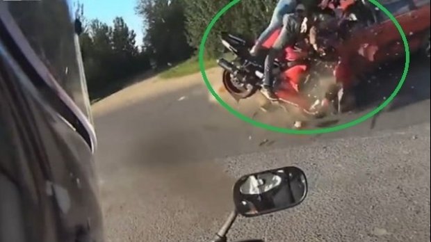  VIDEO ŞOCANT: Unul dintre cele mai dure accidente de motocicletă filmate vreodată. VIRAL