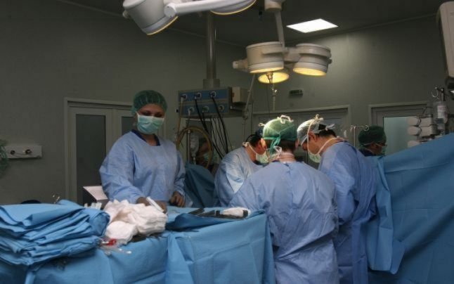  Fetiţa cu picioarele strivite, refuzată de alte spitale, a trecut prin prima intervenţie de chirurgie plastică
