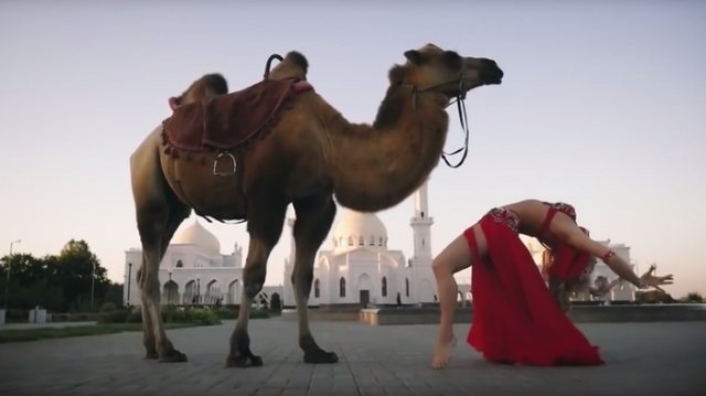  VIDEO: Controverse în Rusia după ce o tătăroaică s-a filmat dansând în fața unei moschei