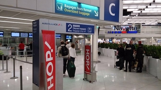  Pasagerii din aeroporturile britanice trebuie sa mearga pana la 1 kilometru intre check-in si poarta de plecare