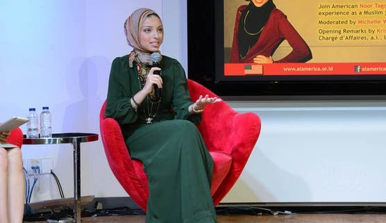  FOTO: Playboy publică în premieră un pictorial cu o femeie musulmană care poartă văl: ”O activistă badass”