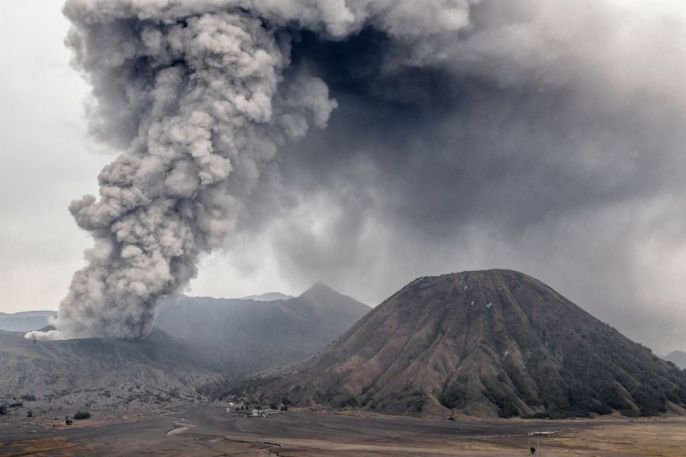  VIDEO: Coloană impresionantă de fum după erupția vulcanului Barujari