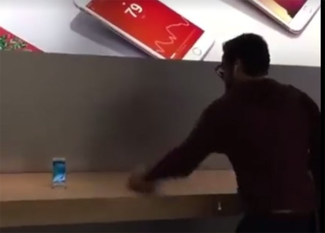  VIDEO: A intrat intr-un magazin Apple si a distrus tot ce i-a aparut in cale. La cat se ridica paguba