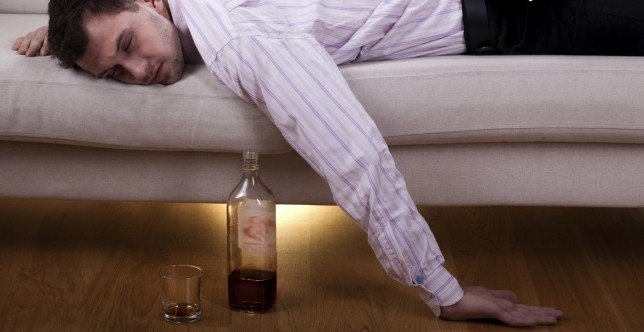  Ce pățești dacă bei alcool înainte de culcare