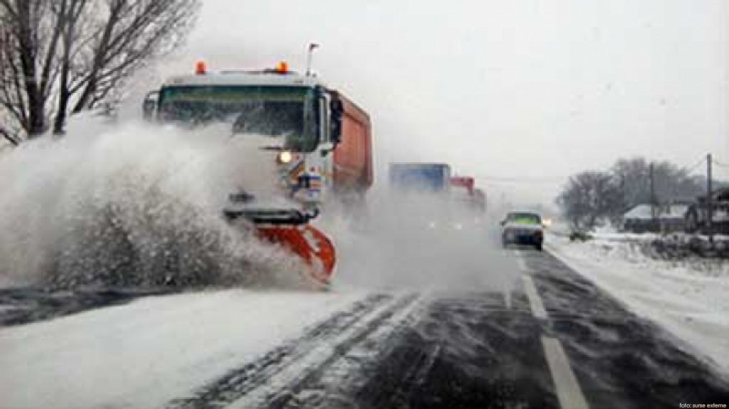  Licitație cu atenționare pentru deszăpezirea drumurilor judeţene: sarea pusă pe zăpada din trafic poate fi periculoasă