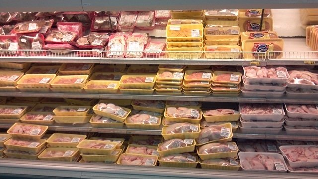  Opt angajați ai unei firme din Tomeşti au furat 40 de tone de carne de pui şi curcan