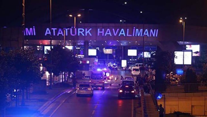 Focuri de armă pe aeroportul Ataturk din Istanbul. Două persoane au fost arestate