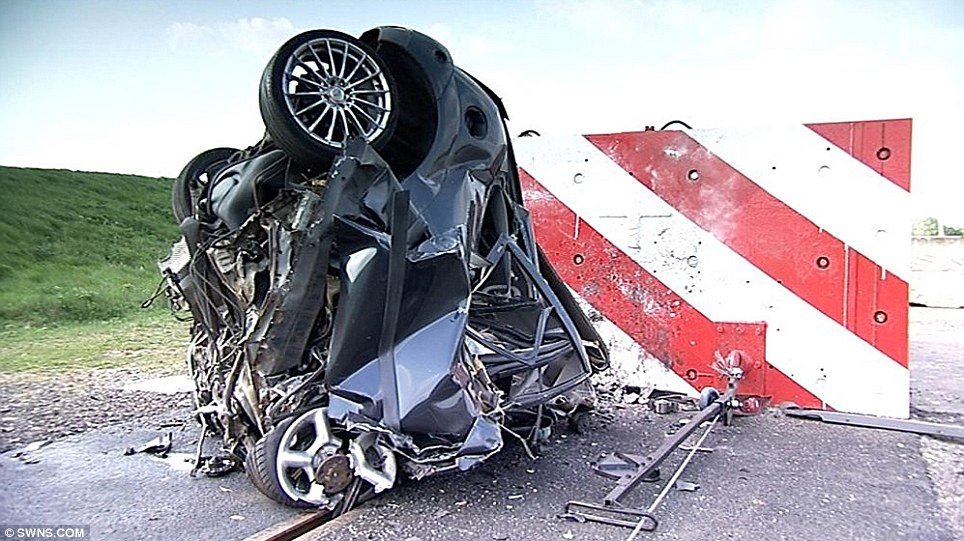  VIDEO: Cum arată o mașină după un accident la 200 km/oră