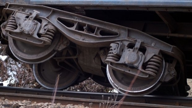  PERICOL! Un tren încărcat cu azotat de amoniu a deraiat în Harghita