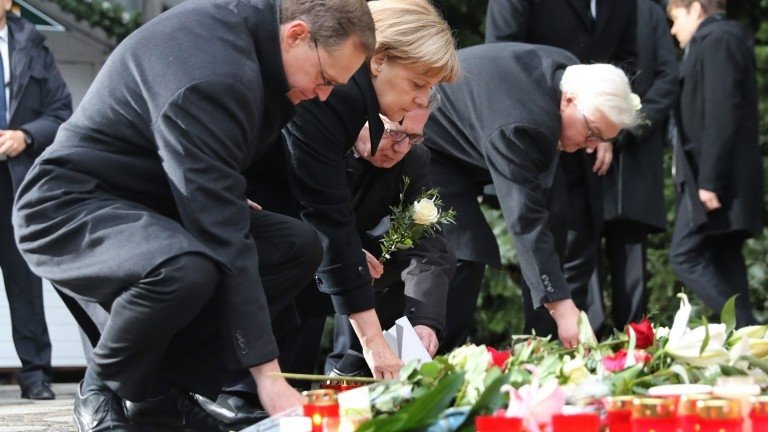 Angela Merkel a depus flori la târgul de Crăciun vizat în atentatul de la Berlin