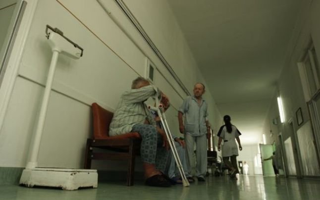  Obicei nedemn înainte de sărbători: părinți bătrâni și bolnavi, „cazați“ de copii la spital