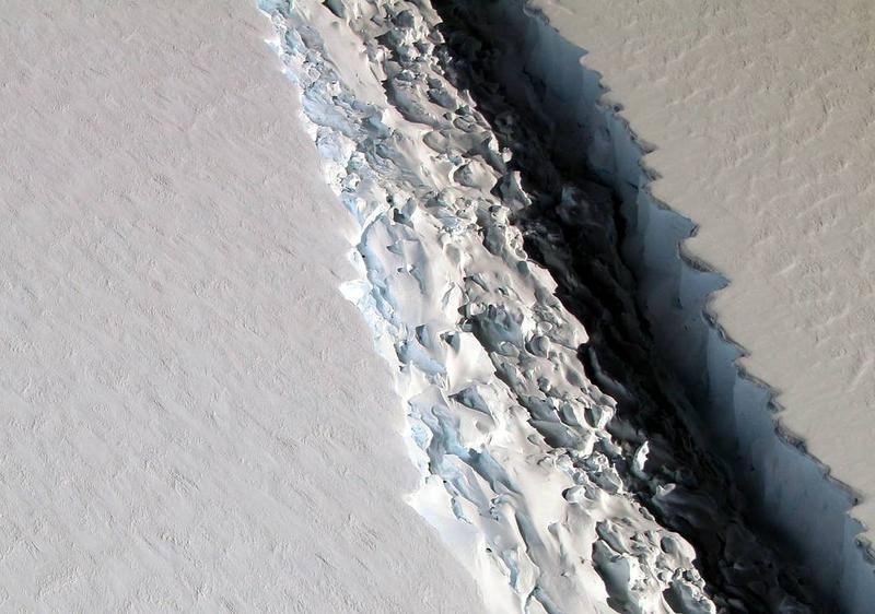  Un aisberg enorm, de 80 de km, gata să se rupă de Antarctica