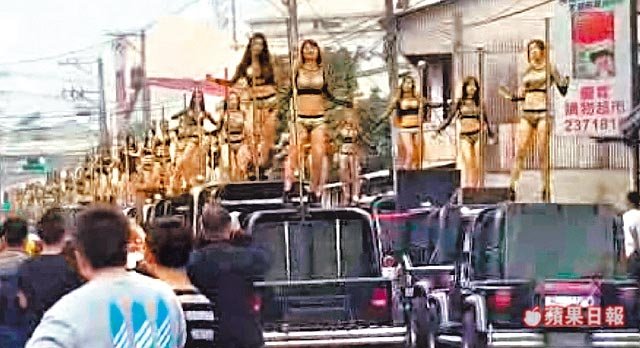  VIDEO: Inmormantare cu 50 de dansatoare la bara instalate pe jeep-uri