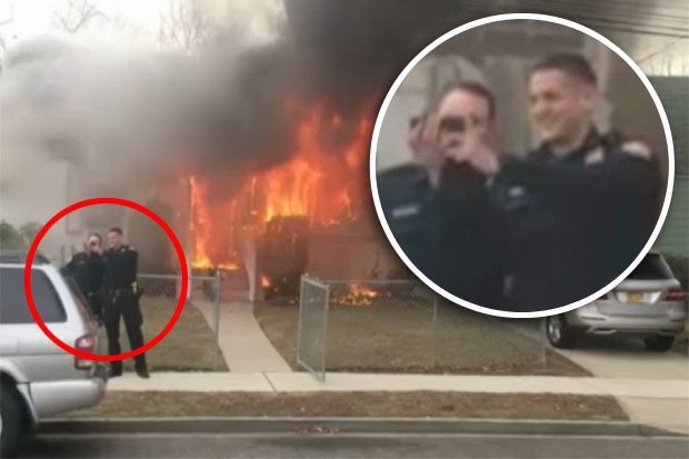  VIDEO: Doi politisti, filmati cand isi faceau un selfie in fata unei case in flacari