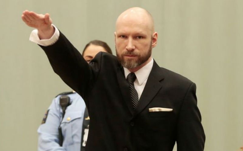  VIDEO: Breivik, cel care a ucis 77 de persoane pe insula Utoya (2011), i-a salutat pe judecători în stil nazist