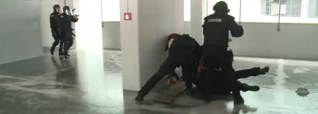  VIDEO: Jandarmii de la trupele speciale, doborâți de gheață! Exercițiu cu peripeții