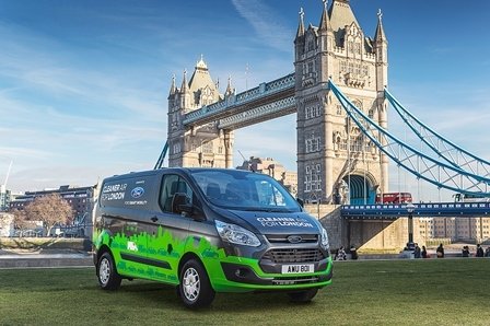  Londra testează noi utilitare hibride plug-in care ar putea ajuta la curăţarea aerului şi sprijină asaltul Ford spre vârful zonei autovehiculelor cu motoare electrice