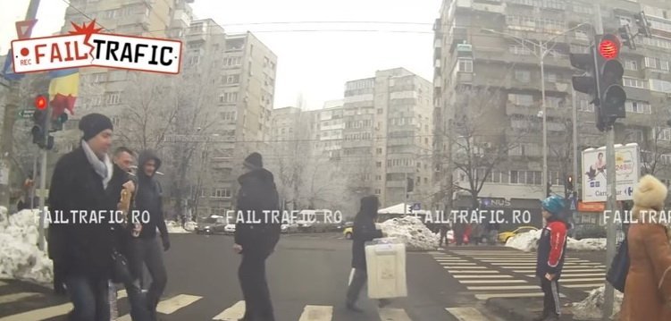  VIDEO: Învățați de la acest copil să traversați strada! Adulții din clip să ia exemplu!