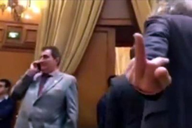  VIDEO: Gest obscen făcut de un parlamentar. Reacția lui: „Nu mă mai bârâiți atâta la cap”