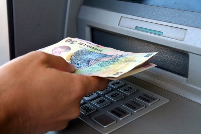  Acuzată de furt după ce a luat banii lăsaţi de altă persoană la bancomat
