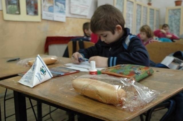  Pe lângă lapte şi corn, elevii din Dagâţa vor primi şi sandvişuri ca să nu lipsească de la şcoală