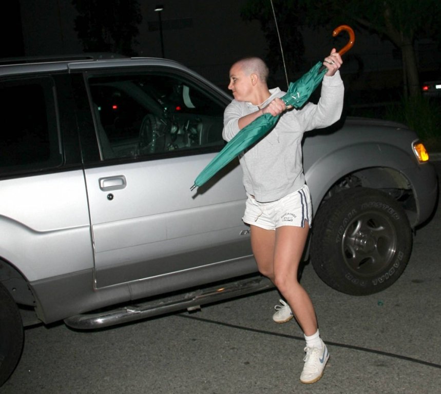  Umbrela cu care Britney Spears a „caftit” paparazzii va fi scoasă la licitaţie