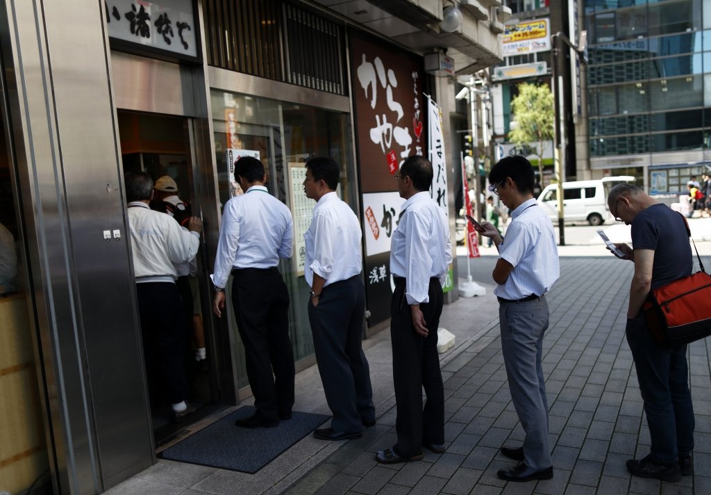  Marile companii japoneze  au început să îşi trimită angajaţii mai devreme acasă