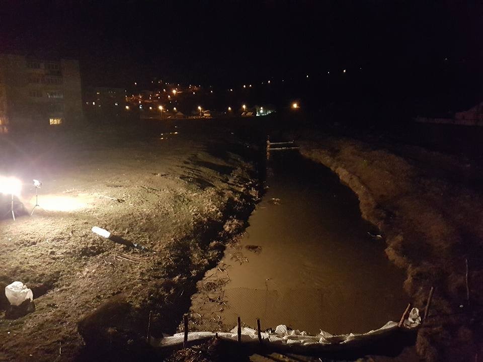  (FOTO) Angajații de la „Apele Române” au lucrat toată noaptea pentru neutralizarea poluării de la Fortus
