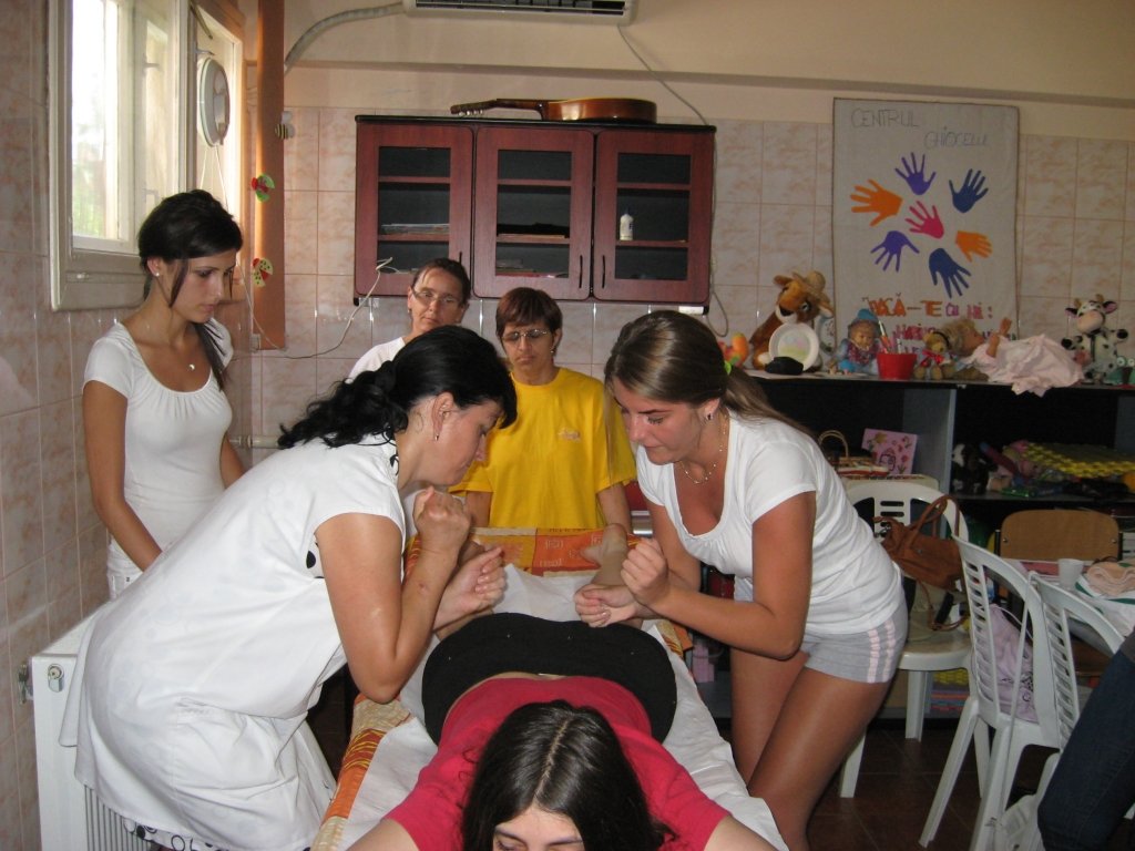  Studenţi care îşi aruncă diploma la coş şi se specializează pe masaj ca să poată trăi