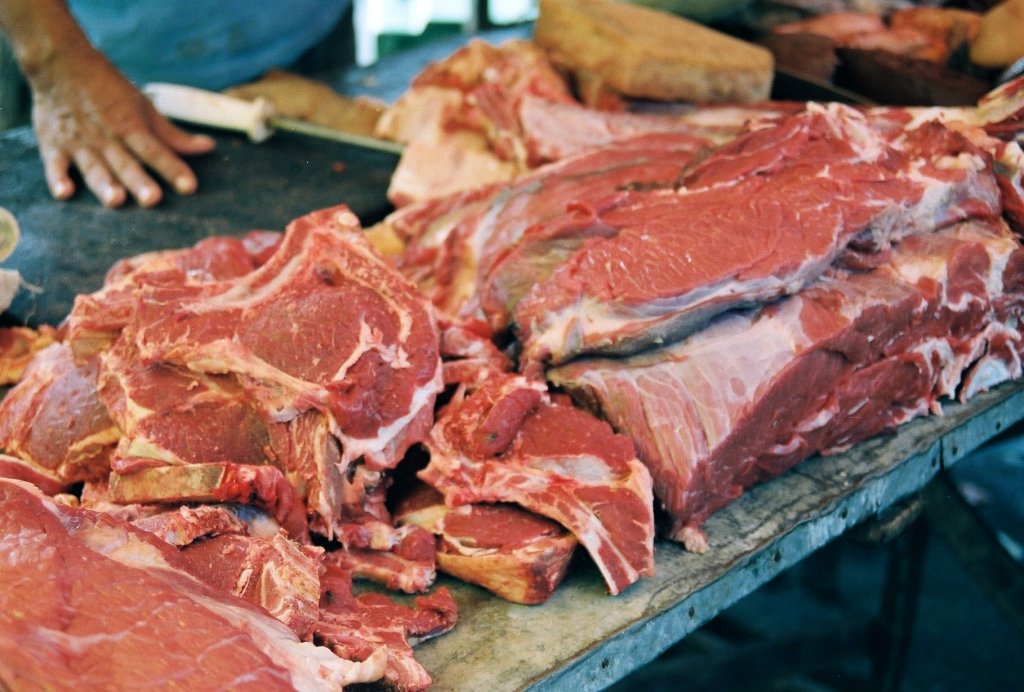  Zeci de kilograme de carne expirată au fost confiscate de autorităţi