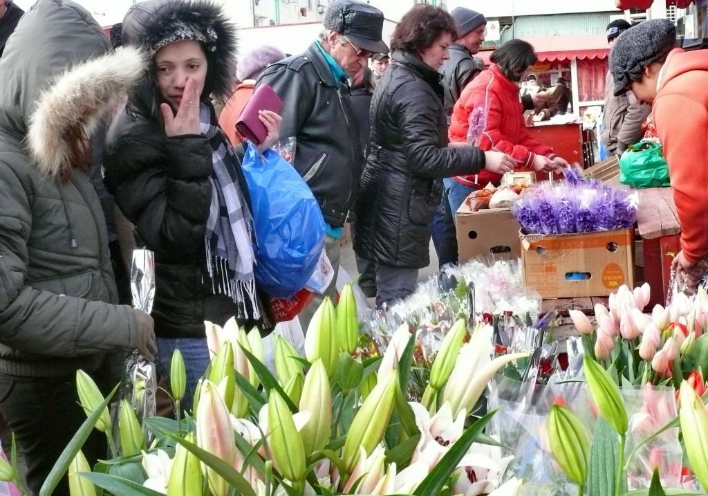  Supermarketurile şi bişniţarii muşcă din câştigurile florăriilor stradale