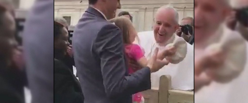  VIDEO: O fetiță de 3 ani a încercat să îi fure boneta Papei Francisc