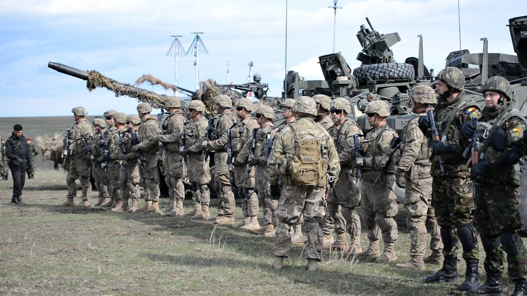  Ministrul polonez al Apărării primeşte batalionul multinaţional NATO din care fac parte şi români