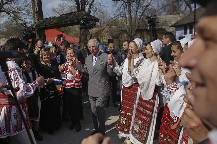  (FOTO) Prinţul Charles a dansat hora mare din Căluş, la Muzeul Satului din Bucureşti