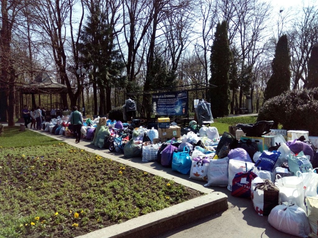 Mobilizare exemplară: S-au strâns ajutoare lângă Teiul lui Eminescu